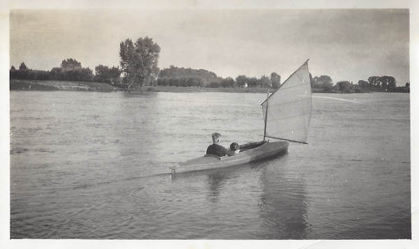 Ernst In een kano op de IJssel 1936KLZR