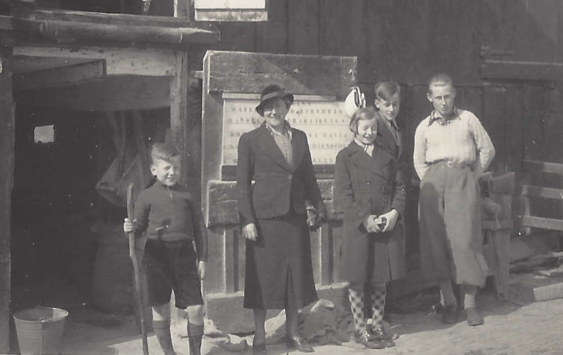 ernst 3Voor de Diepenheimse watermolen vlnr Gerrit Moeder Annie Agnes Oscar en Ernst Pasen 1937Det